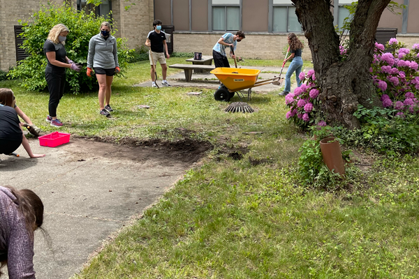 Students-clean-up-grounds